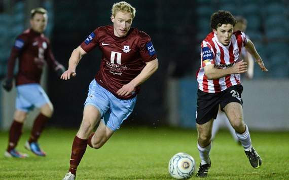 Paul O'Conor, Drogheda United, in action against Barry McNamee, Derry City. Setanta Sports Cup, Quarter-Final, 2nd Leg, Drogheda United v Derry City, Hunky Dory Park, Drogheda, Co. Louth