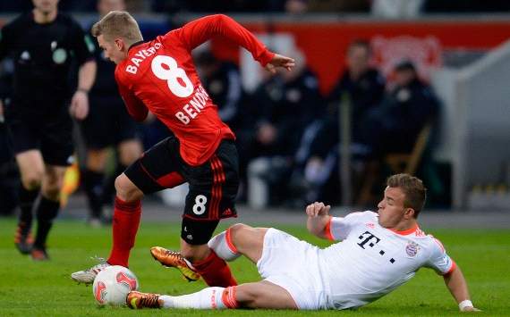 Münchens Shaqiri grätscht gegen Leverkusens Bender