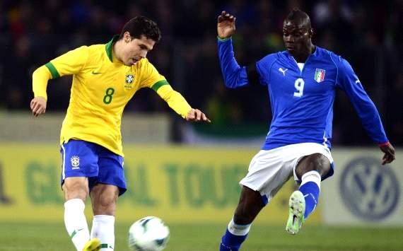 Hernanes e Mario Balotelli - Brasile-Italia