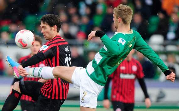 Sobiech und Lakic im Zweikampf