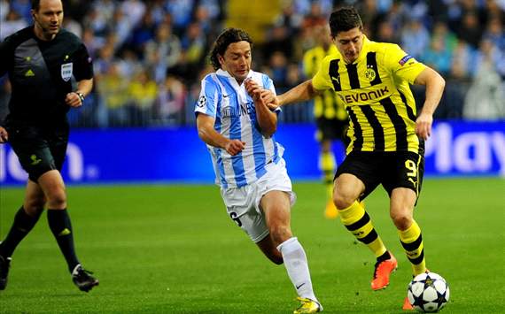 Iturra ante el polaco Robert Lewandowski