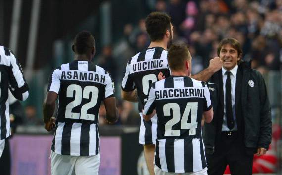 Juventus players celebrate Vucinic goal against Pescara