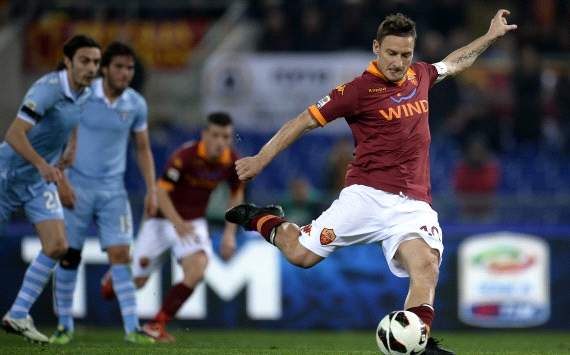Francesco Totti scores his goal during As Roma-Lazio