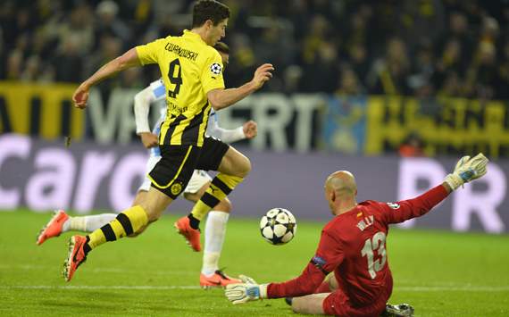 CL - Borussia Dortmund v Malaga, Robert Lewandowski and Willy Caballero