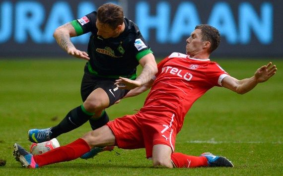 Düsseldorfs Fink grätscht gegen Bremens Arnautovic