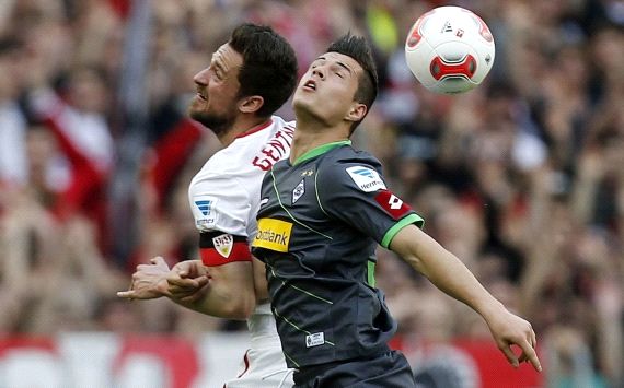 Christian Gentner und Granit Xhaka im Luftduell