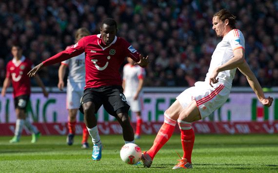 Hannover 96 v FC Bayern München: Mame Diouf & Daniel van Buyten