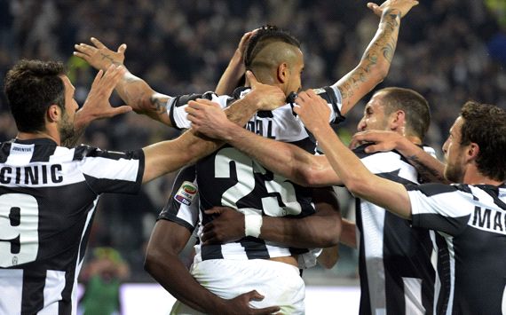 Juventus celebrating vs Milan
