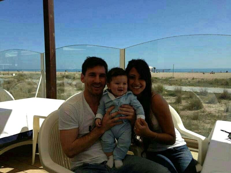 Messi y Antonella, junto a su hijo Thiago