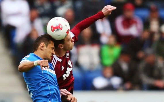 Hoffenheims Salihovic und Nürnbergs Balitsch im Kopfballduell