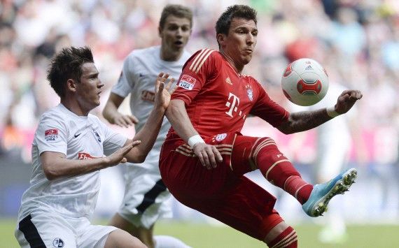 Freiburgs Höhn will gegen Münchens Mandzukic an den Ball