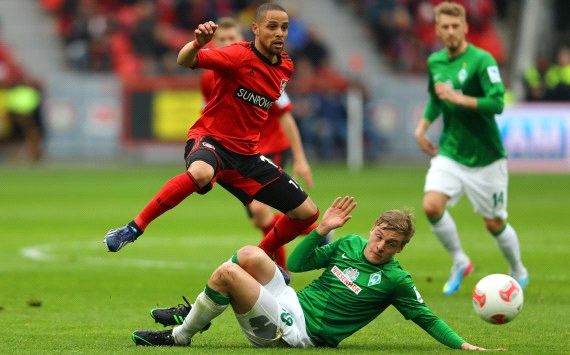 Bremens Felix Kroos kann Leverkusens Sidney Sam nicht aufhalten