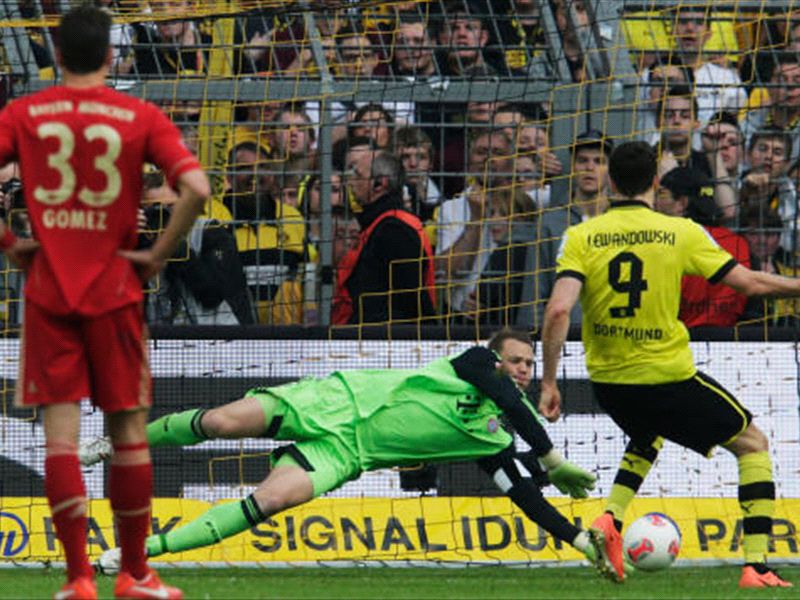 Bayern - Dortmund: Manuel Neuer saves penalty against Lewandowski
