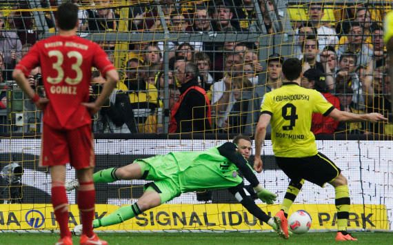 Bayern - Dortmund: Manuel Neuer saves penalty against Lewandowski