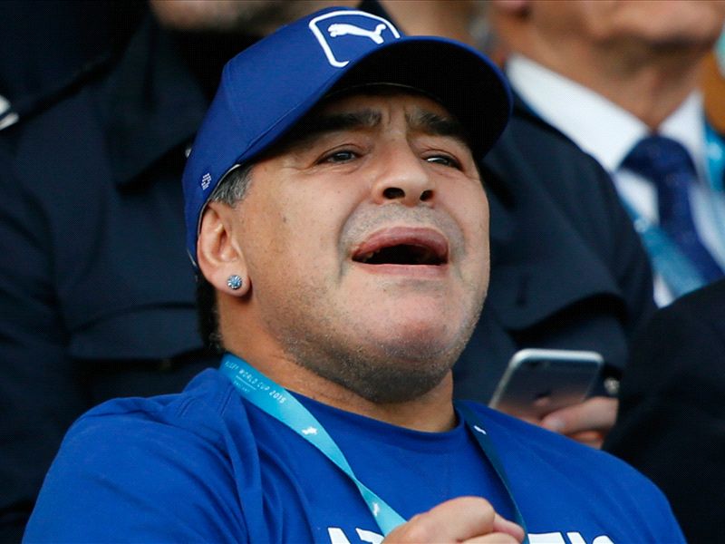 Ole! Maradona pulls off classic nutmeg 