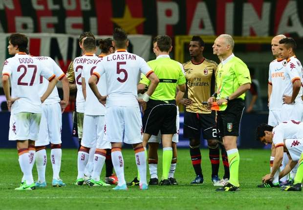 Roma in attesa di riprendere il match in Milan-Roma (Serie A)
