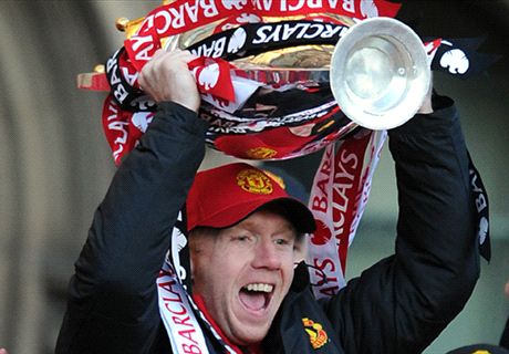 Video: Manchester United legend Paul Scholes scores spectacular lob