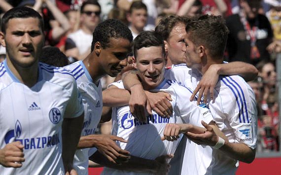 Schalke 04's Draxler celebrated after goal against Freiburg