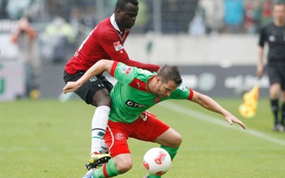 Didier Ya Konan of Hannover challenges Christian Weber of Düsseldorf