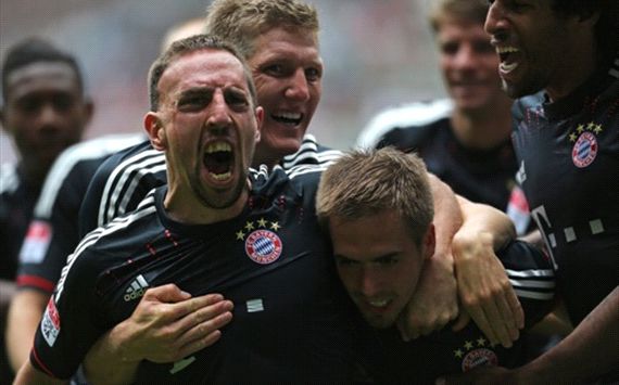 Franck Ribery (Bayern) celebrates with Schweinsteiger and Lahm his goal against Mönchengladbach