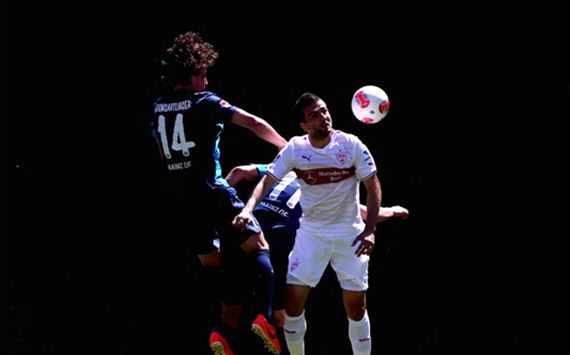 Vedad Ibisevic (R) of Stuttgart battles for the ball with Julian Baumgartlinger (L) of Mainz
