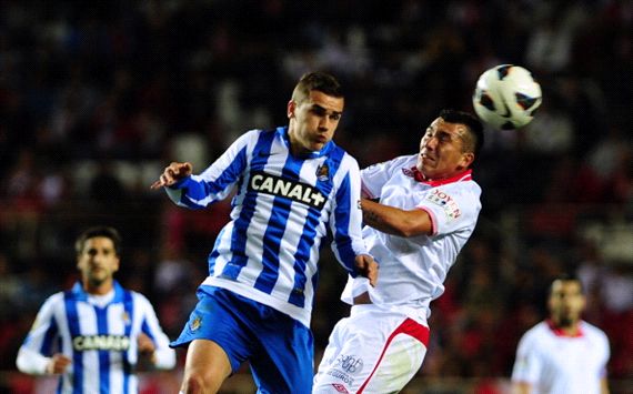 Griezmann y Medel, durante el Sevilla - Real Sociedad