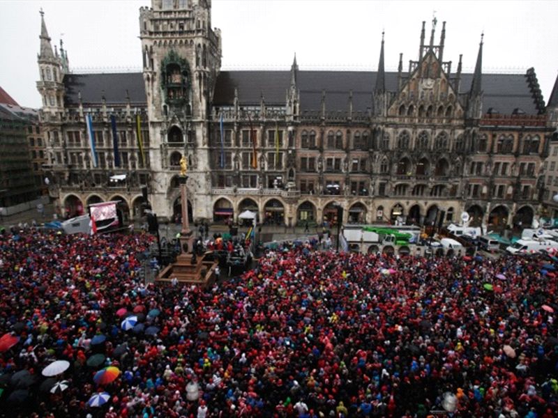 So Sehen Sieger Aus! Zehntausende Feiern Triple-Bayern Am Marienplatz ...