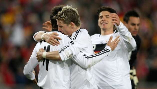 Deutschland jubelt über ein 4:0 - Klose, Schweinsteiger und Gomez vereint (firo)
