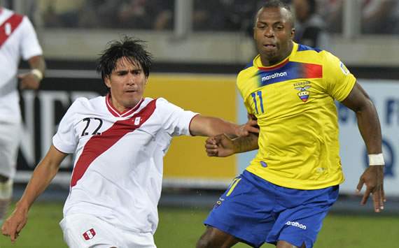 Retamozo ante Benitez - Peru vs Ecuador