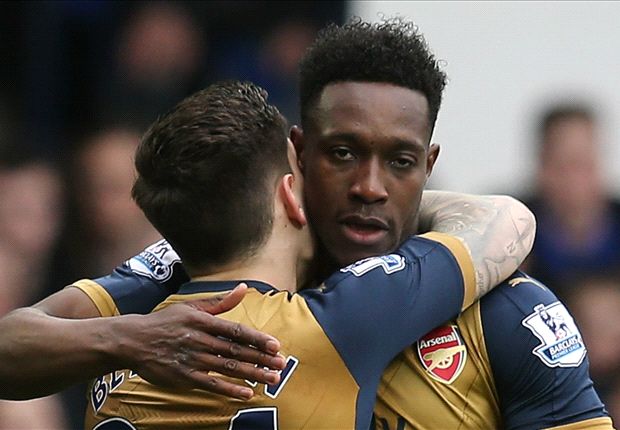 Welbeck subbed off with knee injury