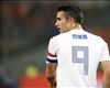 Luis Suárez y Robin van Persie , a punto de cazar a Deon McCaulay