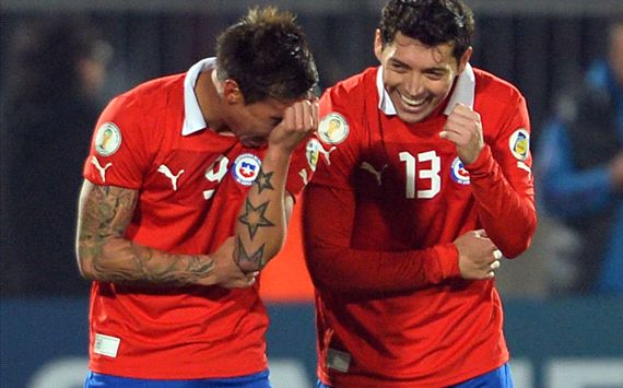 El festejo de Vargas y Mena - Chile vs Bolivia