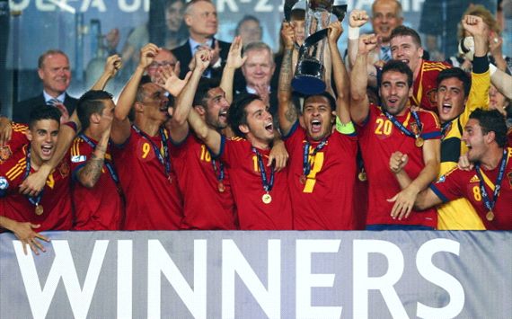 Euro U-21 - Spain wins the title - Thiago Alcantara lifts the trophy