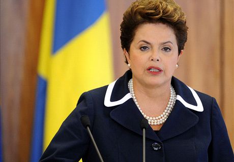 Dilma brinca com presidente francês em visita oficial