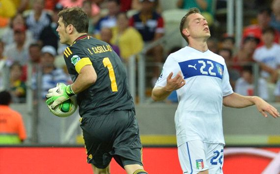 Iker Casillas y Emanuele Giaccherini, España-Italia; Copa Confederaciones