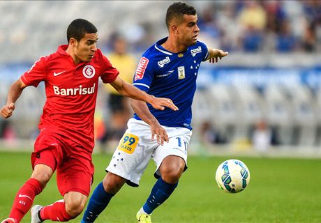 Brazilian striker eyes Man Utd move