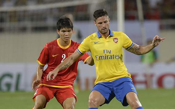 Arsenal's Olivier Giroud and Vietnam's Nguyen Gia Tu