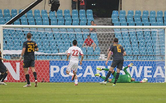 China's Yu Dabao scores against Australia (EAFF Cup)