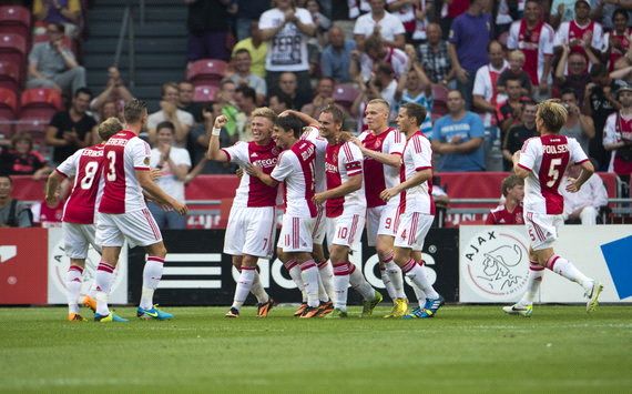 Ajax-spelers juichen tegn Roda