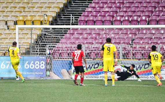 Mustafic Fahrudin scores a penalty for Tampines Rovers against Courts Young Lions, SLeague