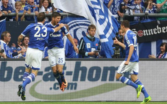 Klaas Jan Huntelaar celebrates goal for Schalke vs Hamburger SV