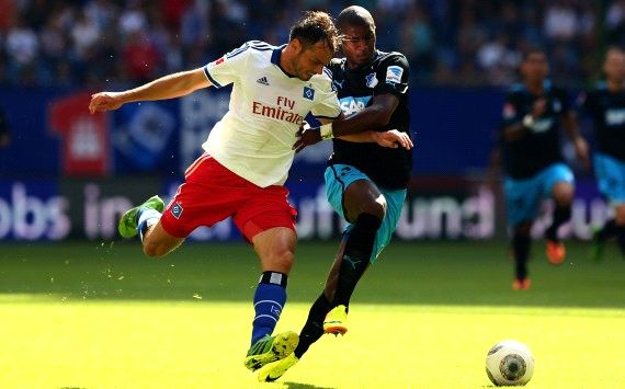 Hamburgs Westermann im Laufduell mit Hoffenheims Modeste