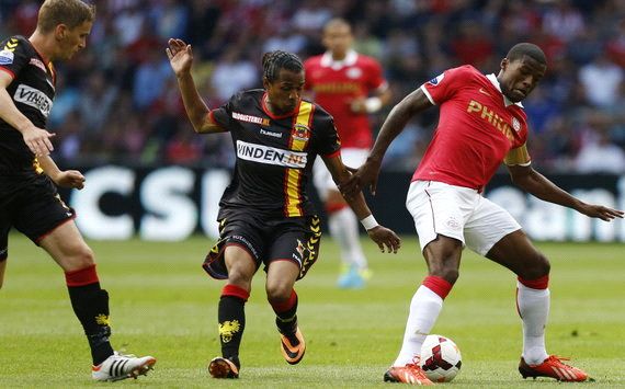 Georginio Wijnaldum draait weg bij Jarchinio Antonia, PSV - Go Ahead Eagles