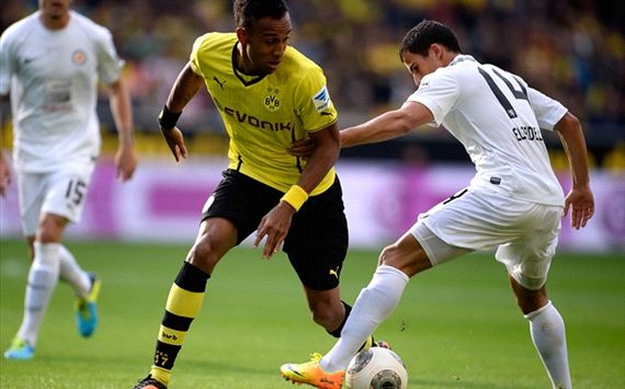 Aubameyang im Zweikampf, Borussia Dortmund Eintracht Braunschweig