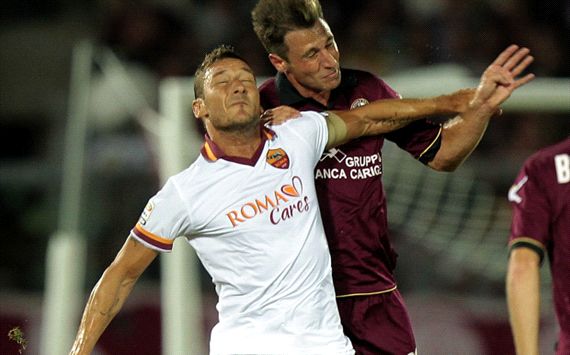 Neuel Valentini against Francesco Totti - Livorno-AS Roma