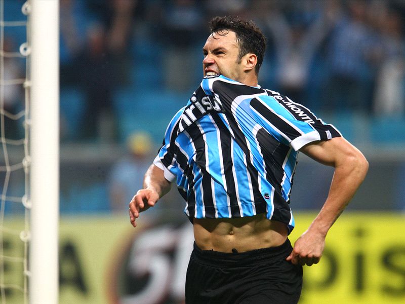 Agente de Kleber aguarda reunião com Grêmio para definir futuro do atacante