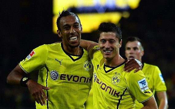 Aubameyang und Lewandowski jubeln gemeinsam beim Sieg gegen Hamburg