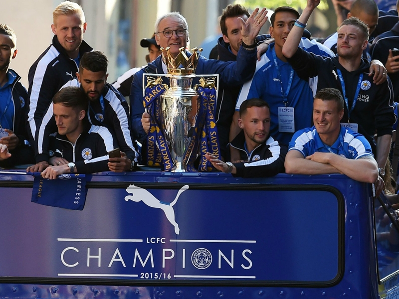 Ranieri delighted as thousands salute Leicester's heroes