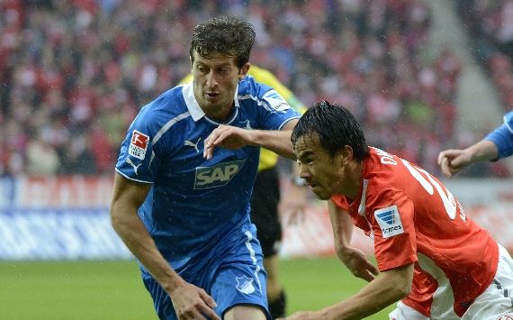 David Abraham im Zweikampf mit Shiji Okazaki