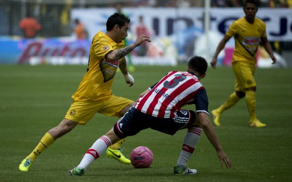 RUBENS SAMBUEZA KRISTIAN ALVAREZ AMERICA CHIVAS LIGA BANCOMER MX 100513